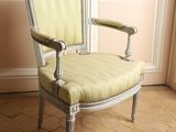 une chaise qui se trouve dans le coin d'une pièce