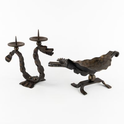 paire de bougeoirs en bronze, l'un orné d'un oiseau et l'autre d'un autre oiseau