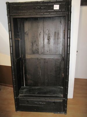 une armoire en bois noir dans une pièce avec du parquet