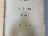 un livre ouvert avec une écriture dessus, posé sur une table