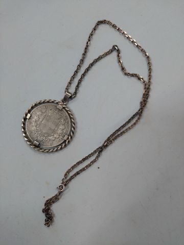 Collier et pendentif en argent, le pendentif à décor d’une pièce 