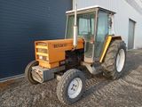 un tracteur garé devant un bâtiment