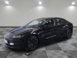 une photo d'une Tesla Model S noire dans un showroom