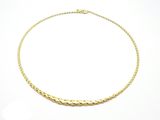 un collier en or sur fond blanc