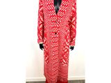 un manteau à motifs rouges et blancs sur un mannequin, un mannequin, un mannequin, un mannequin, un mannequin, un mannequin, un mannequin, un mannequin