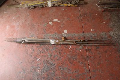 une paire de skis posée par terre