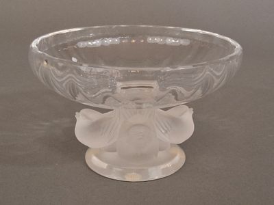 un bol en verre orné d'une abeille, posé sur une table
