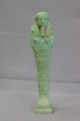 Grand ouchebti en faïence décoré de neuf lignes horizontales…