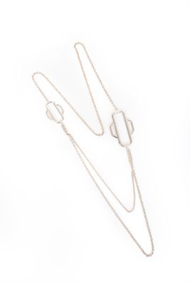 collier en argent avec une longue chaîne et un fermoir, sur fond blanc