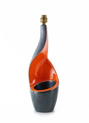 un vase orange et noir sur fond blanc