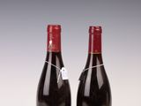 deux bouteilles de vin rouge posées l'une à côté de l'autre sur une table