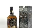 une image d'une bouteille de whisky à côté d'une boîte