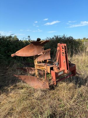 un tracteur qui est garé dans l'herbe