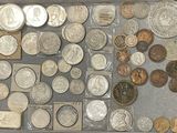 beaucoup de pièces de monnaie dans une boîte sur la table