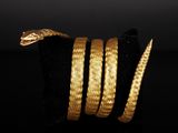 bracelets en or avec un serpent sur fond noir
