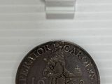 une vieille pièce de monnaie sur laquelle figure l'effigie d'une femme