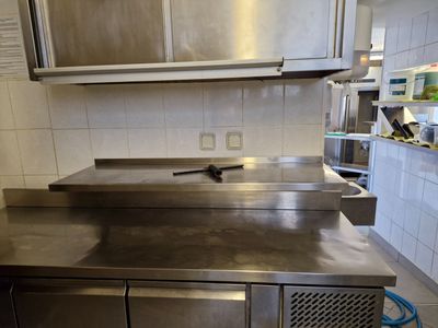 un grand plan de travail en acier inoxydable dans une cuisine professionnelle