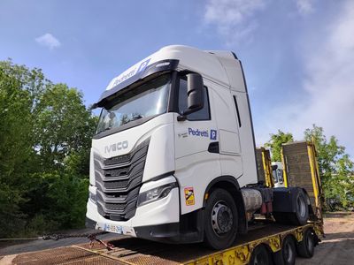 un camion qui se trouve à l'arrière d'une remorque à plateau