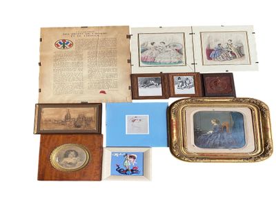 un assortiment de photographies, encadrées ou non, et d'autres objets
