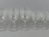plusieurs verres à vin vides alignés sur une table
