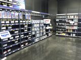 un magasin avec beaucoup d'articles sur les étagères
