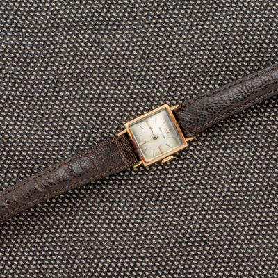 une image d'une montre-bracelet avec un bracelet en cuir marron