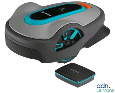 une image représentant une tondeuse robotisée équipée d'une télécommande