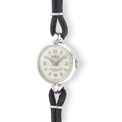 une photo d'une montre-bracelet pour femme avec un bracelet en cuir noir