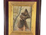 tableau représentant un singe agrippé à une branche d'arbre, dans un cadre en bois