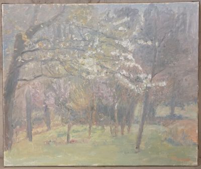 une peinture accrochée au mur d'un parc arboré