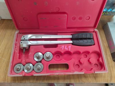 un jeu d'outils dans un coffret rouge posé sur une table