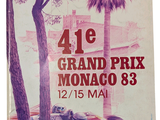 une affiche sur laquelle figure l'image d'une voiture de course