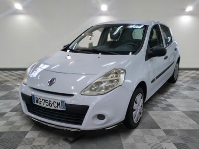 une voiture blanche garée dans une pièce