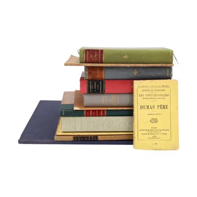 plusieurs livres empilés sur une table
