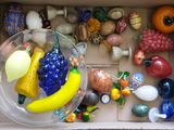 une boîte remplie d'un assortiment de fruits et légumes