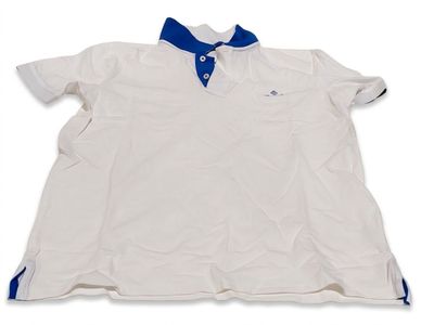une chemise blanche avec un col bleu sur fond blanc