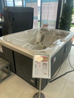 un jacuzzi installé au milieu d'une pièce