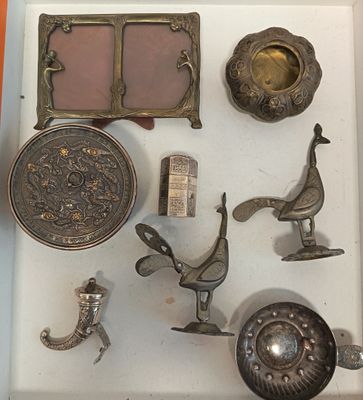 une boîte blanche contenant tout un tas d'objets argentés