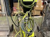 une machine placée au milieu d'une pièce