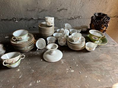 de nombreuses tasses et soucoupes posées sur une table en bois