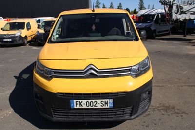 une camionnette jaune garée dans un parking