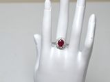 une image représentant la main d'une femme portant une bague
