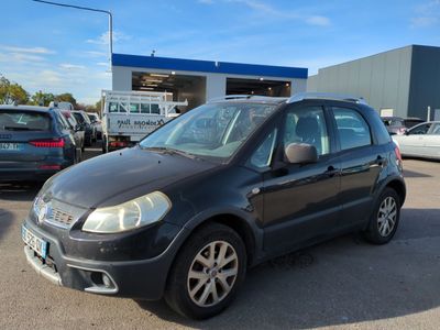 la photo d'une petite voiture noire garée dans un parking