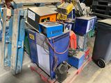 beaucoup de bric-à-brac dans un garage rempli d'outils