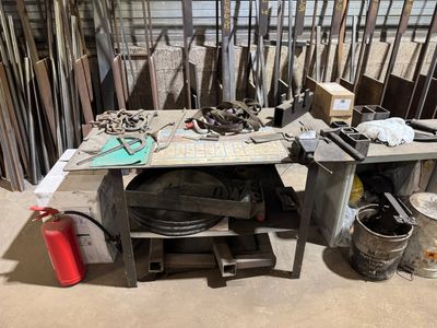 un établi contenant beaucoup d'outils