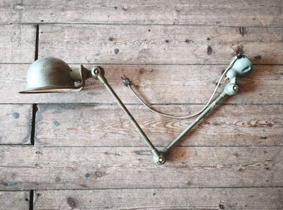 une lampe posée par terre à côté d'une autre lampe