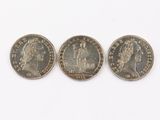 trois pièces d'argent romaines, dont l'une représente un buste et l'autre un buste