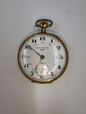 gros plan d'une montre de poche sur une surface blanche