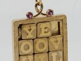 une photo d'un collier plaqué or sur lequel est inscrit « yes you will »