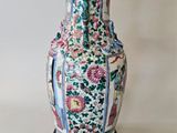 un vase posé sur un support sur une table